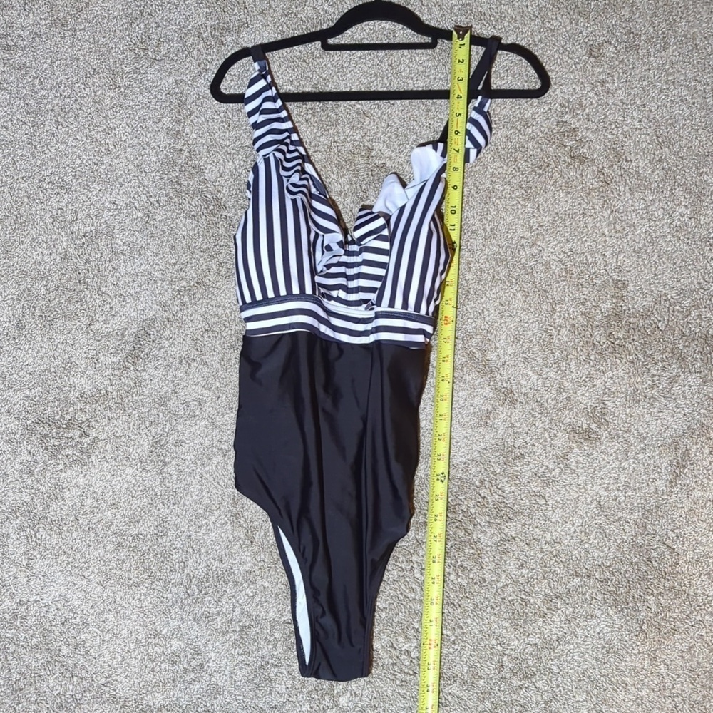 No Name Black And White Swimsuit, Size 3XL - Picture 6 of 8